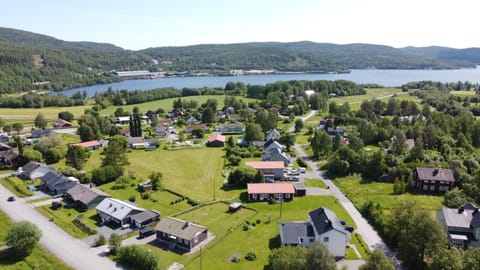Property building, Day, Neighbourhood, Natural landscape, Mountain view, River view