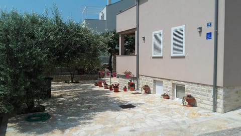 Patio, Facade/entrance