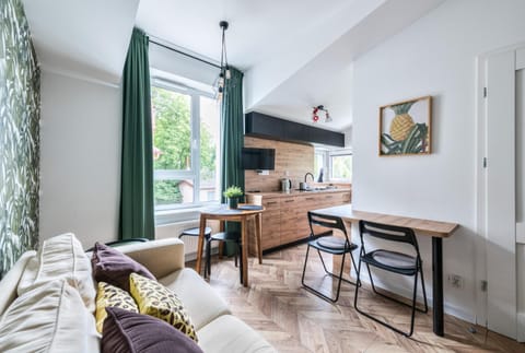 TV and multimedia, Kitchen or kitchenette, Living room, Seating area, Dining area