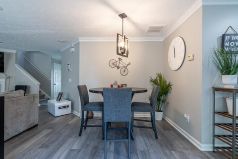 Seating area, Dining area