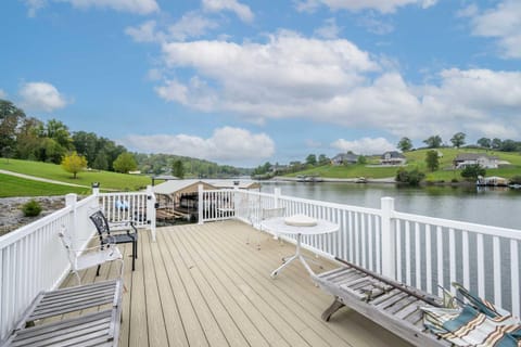 Lazy Days Waterfront for 12 House in Williamstown