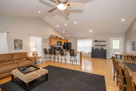 Lazy Days Waterfront for 12 House in Williamstown