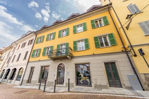 Property building, Day, Neighbourhood, Street view, Location