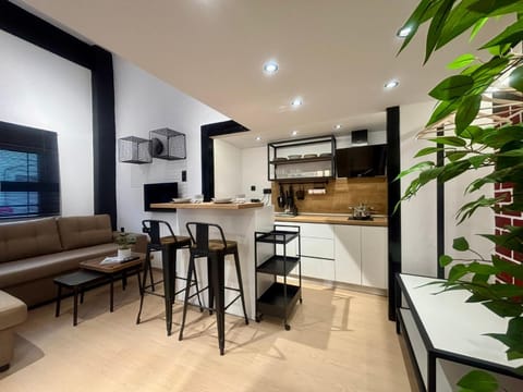 Kitchen or kitchenette, Living room, Seating area, Dining area, oven, stove