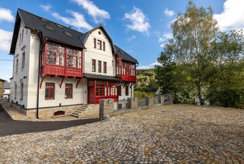Property building, Day