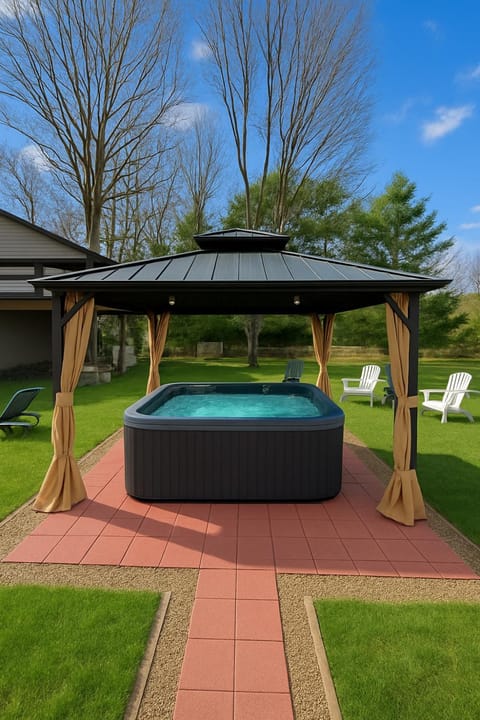 Hot Tub & Theater Haven-Lake and Ski Retreat House in Tunkhannock Township