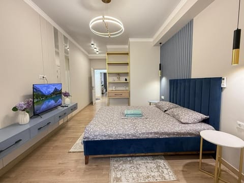 Bed, TV and multimedia, Bedroom