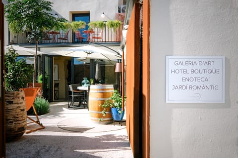 Property building, Restaurant/places to eat