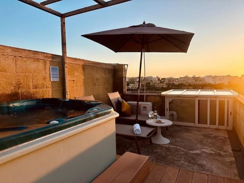 Patio, Natural landscape, Hot Tub, Hot Tub, View (from property/room), Balcony/Terrace, Sunrise