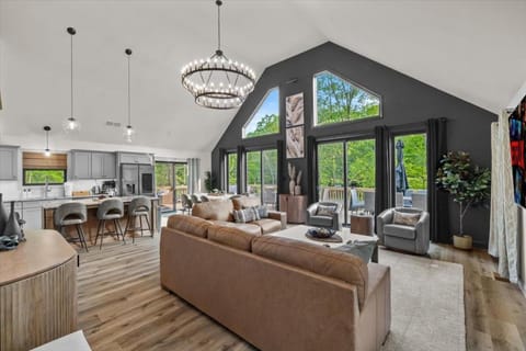 Pickleball & Basketball Court Hot Tub Luxury House in Tunkhannock Township