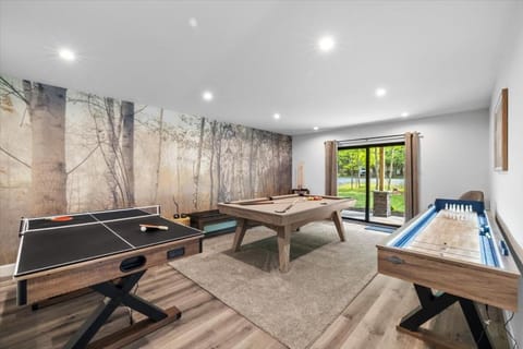 Pickleball & Basketball Court Hot Tub Luxury House in Tunkhannock Township