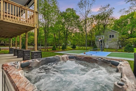 Pickleball & Basketball Court Hot Tub Luxury House in Tunkhannock Township