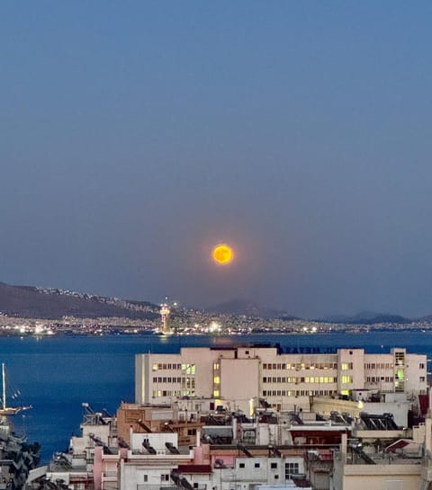 Apartment with a private rooftop Apartment in Pireas