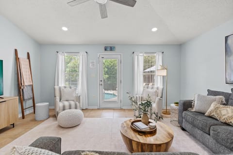 Wavy Whale by Travel Life Vacations House in Miramar Beach