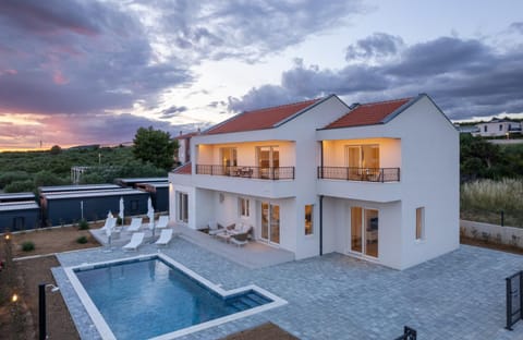 Property building, Swimming pool, Swimming pool