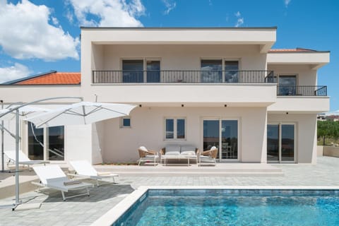 Property building, Day, Swimming pool, Swimming pool, sunbed