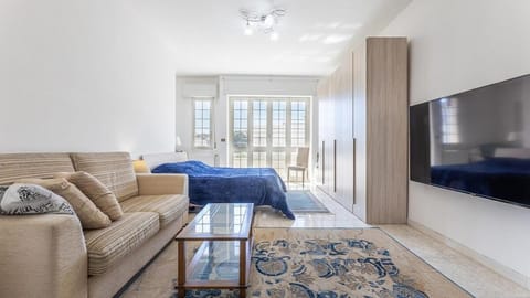 Communal lounge/ TV room, Bed, TV and multimedia, Living room, Photo of the whole room, Evening entertainment, Bedroom