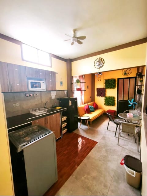 Kitchen or kitchenette, Dining area