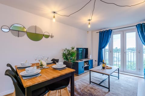 Communal lounge/ TV room, TV and multimedia, Living room, Seating area, Dining area, Evening entertainment