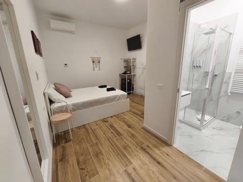 Toilet, Bed, Bathroom, TV and multimedia, Photo of the whole room, Bedroom, towels