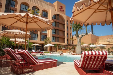 Property building, Restaurant/places to eat, Bathroom, Balcony/Terrace, Pool view, Swimming pool, Breakfast