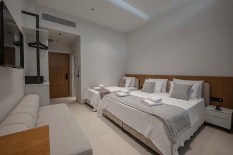 Bed, TV and multimedia, Photo of the whole room, Bedroom, towels