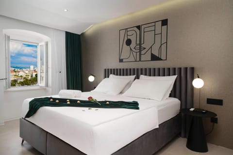 Bed, Bedroom, towels