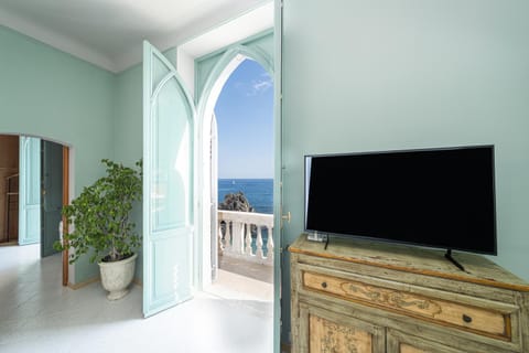 Communal lounge/ TV room, Sea view