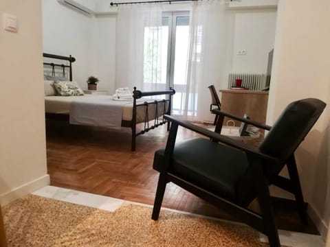 Property building, Bed, Living room, Photo of the whole room, Seating area, Bedroom