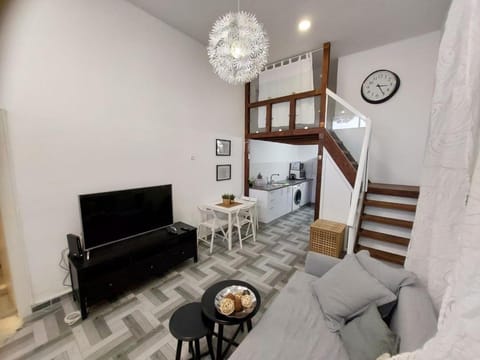 TV and multimedia, Kitchen or kitchenette, Living room, Seating area, Dining area