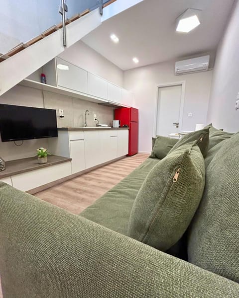 TV and multimedia, Kitchen or kitchenette, Living room, Seating area, minibar, oven, pet friendly, stove, air conditioner