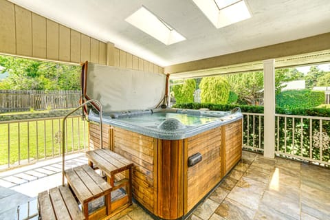 Steps to Clear Lake Hot Tub Haven in NorCal! House in Lakeport