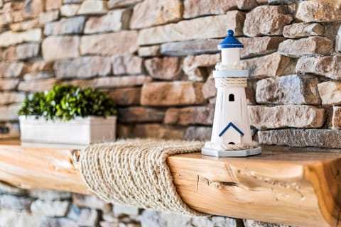 Breathtaking Lake Views King Suite, Queen Beds, Kitchen and Heated Indoor and Outdoor Pools Apartment in Two Harbors