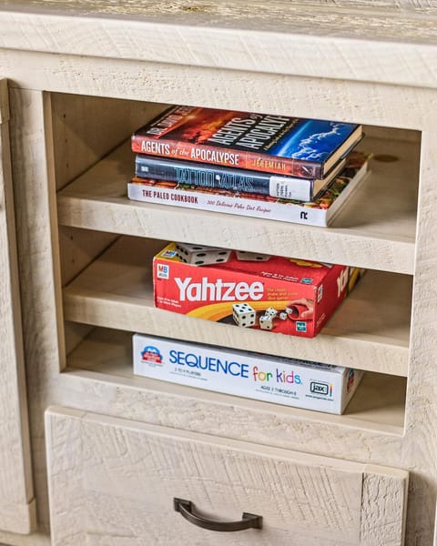 Breathtaking Lake Views King Suite, Queen Beds, Kitchen and Heated Indoor and Outdoor Pools Apartment in Two Harbors