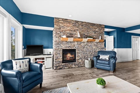 Breathtaking Lake Views King Suite, Queen Beds, Kitchen and Heated Indoor and Outdoor Pools Apartment in Two Harbors