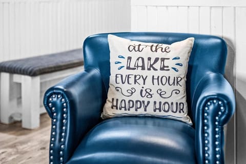 Breathtaking Lake Views King Suite, Queen Beds, Kitchen and Heated Indoor and Outdoor Pools Apartment in Two Harbors