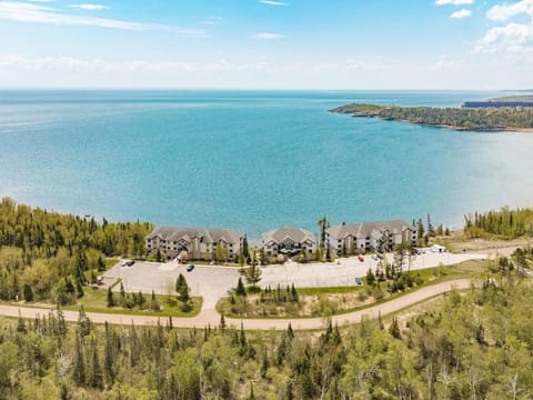 Breathtaking Lake Views 1BR King Suite, Kitchen & Heated Pools Apartment in Two Harbors