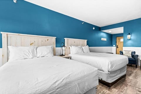 Breathtaking Lake Views Studio, 2 Queen Beds, Fireplace and Heated Indoor and Outdoor Pools Apartment in Two Harbors