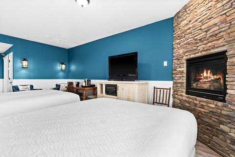 Breathtaking Lake Views Studio, 2 Queen Beds, Fireplace and Heated Indoor and Outdoor Pools Apartment in Two Harbors