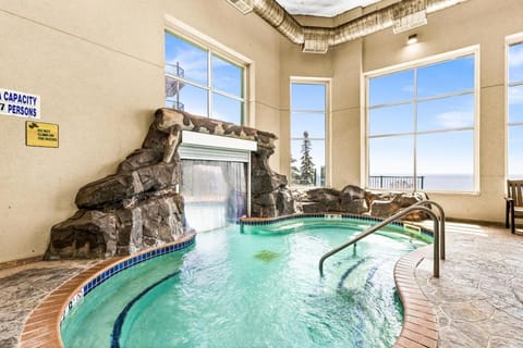 Breathtaking Lake Views Studio, 2 Queen Beds, Fireplace and Heated Indoor and Outdoor Pools Apartment in Two Harbors