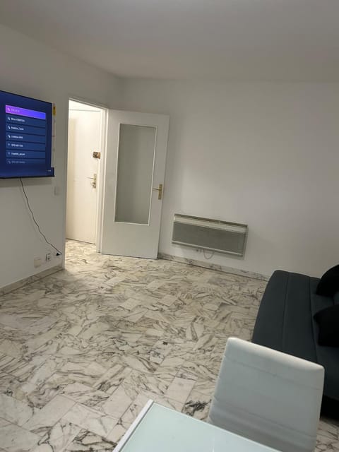 Deux pièces au centre-ville proche des plages et centres commerciaux Apartment in Nice