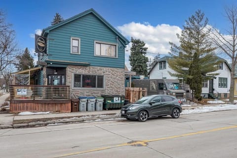 5 Bedrooms I Pet Friendly I Sleeps 12 House in Milwaukee