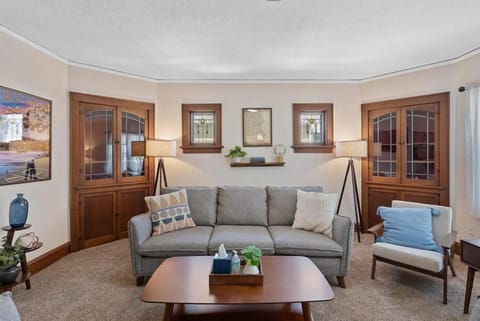 5 Bedrooms I Pet Friendly I Sleeps 12 House in Milwaukee