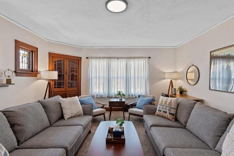 5 Bedrooms I Pet Friendly I Sleeps 12 House in Milwaukee