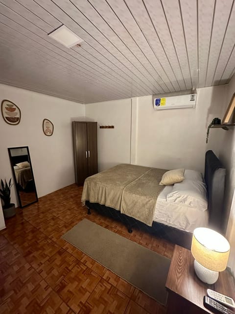 Bed, TV and multimedia, Photo of the whole room, Bedroom, air conditioner