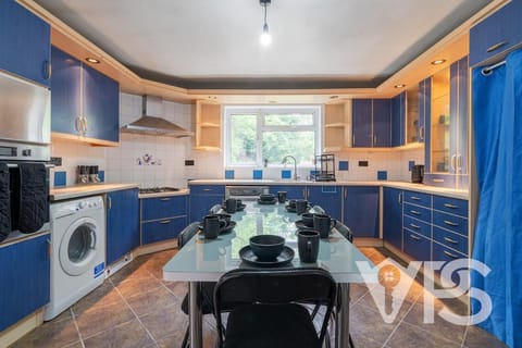 Contractors Family Near Hospital Villa in Leicester