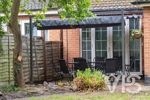 Contractors Family Near Hospital Villa in Leicester