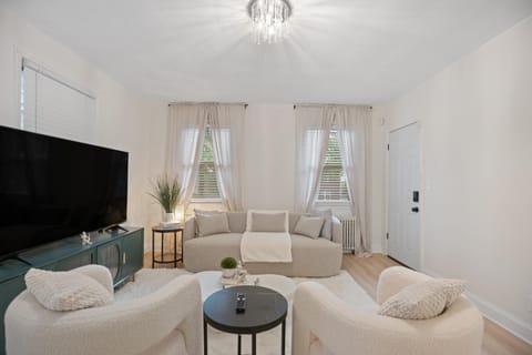 TV and multimedia, Photo of the whole room, Seating area