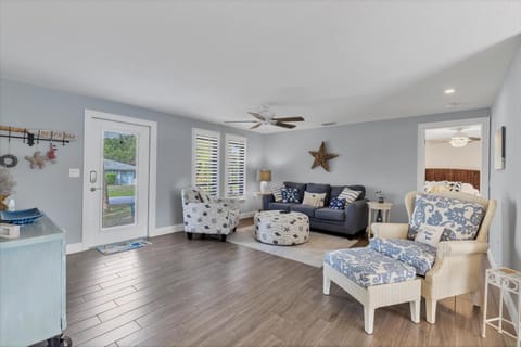 PCR9170 - Englewood 2 Bedroom Canalfront Pool Cottage House in Palm Island