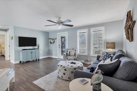 PCR9170 - Englewood 2 Bedroom Canalfront Pool Cottage House in Palm Island